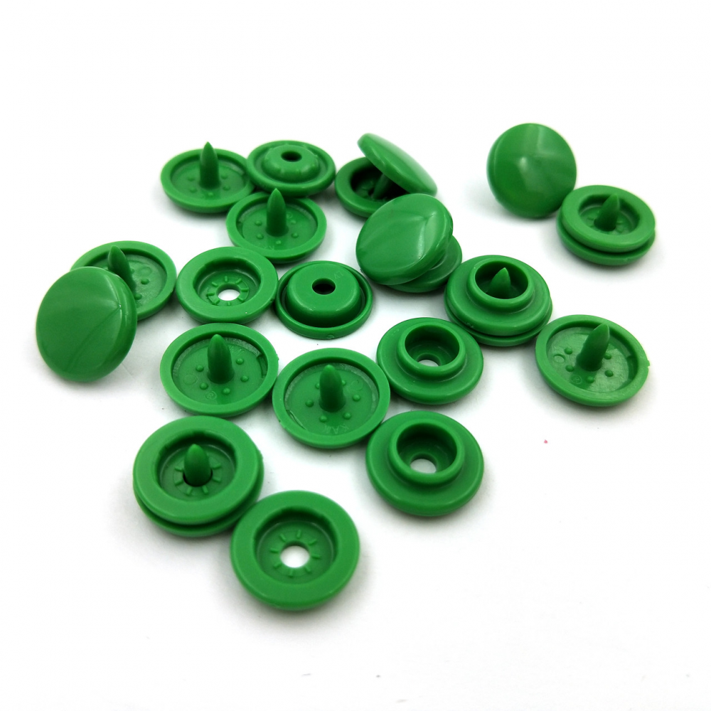 Кнопка пластикова для одягу 12 мм зелена (06) 50 шт (6128)